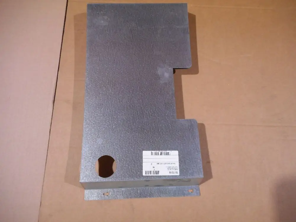 Unterseite eines metallischen Wandteils mit einer Aussparung und einem Etikett. Produkt stammt von Remeha, Vorlage auf einem braunen Karton.